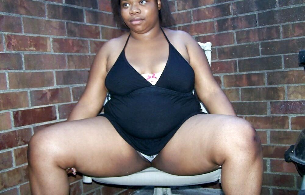 Толстая зрелая негритянка позирует обнажённой перед домашней вебкамерой