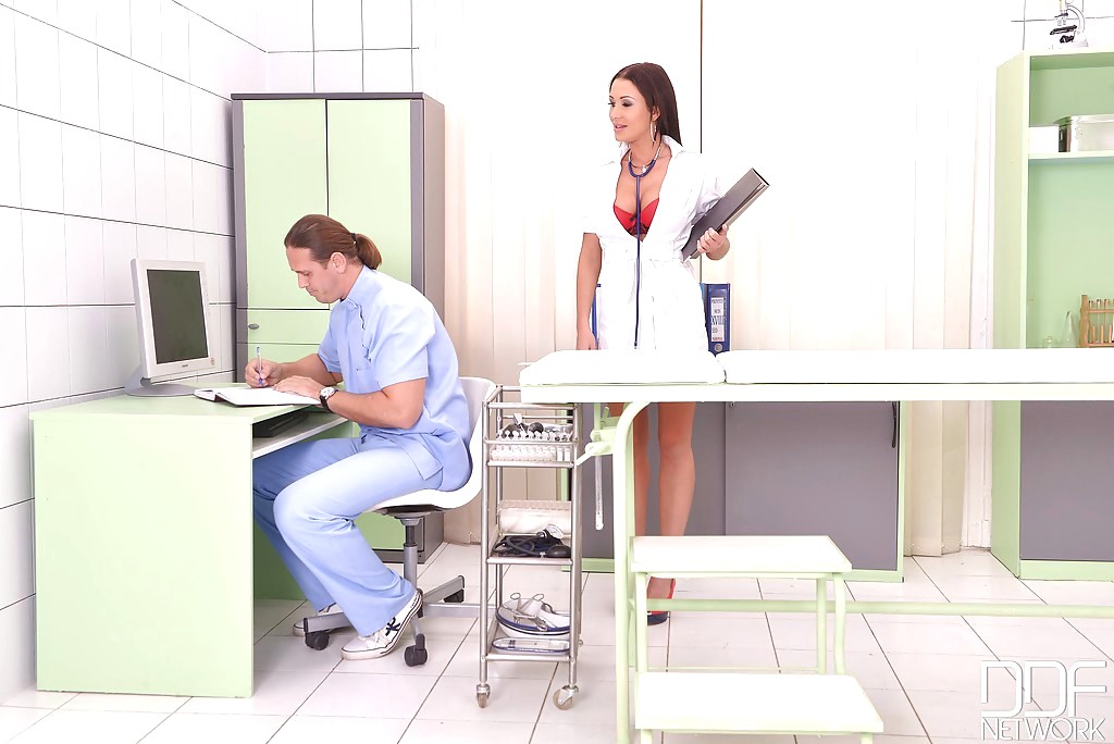 Большегрудая Patty Michova трахается с врачом в больничном кабинете