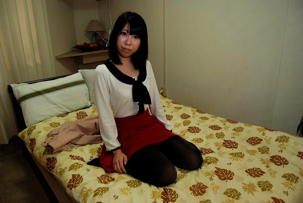 Японочка сидит на диване и мастурбирует свою заросшую вагину